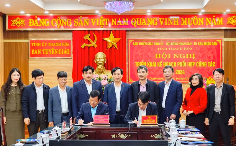 Ban Tuyên giáo Tỉnh ủy và Hội đồng nhân dân tỉnh Thanh Hóa ký kết phối hợp công tác.