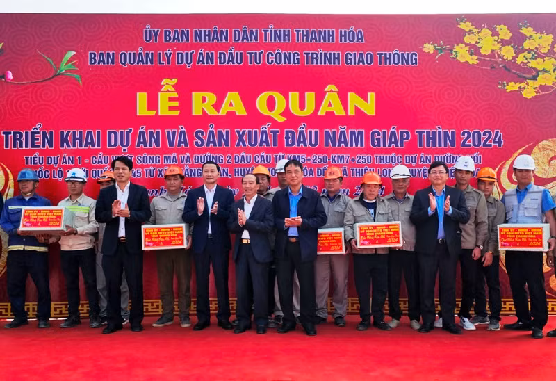 Lãnh đạo tỉnh Thanh Hóa tặng quà cho Ban Giao thông, các đơn vị thi công.