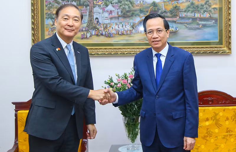Bộ trưởng Lao động-Thương binh và Xã hội Đào Ngọc Dung tiếp Chủ tịch Cơ quan Hợp tác quốc tế Hàn Quốc. (Ảnh: Molisa)