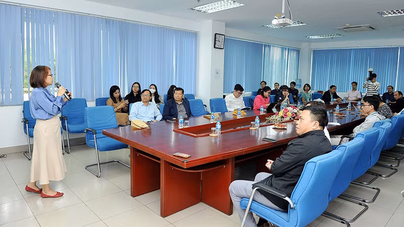 Các nhà đầu tư nghe thuyết trình của một nhóm nghiên cứu tại Khu Công nghệ cao Hòa Lạc. (Ảnh HÀ LINH)