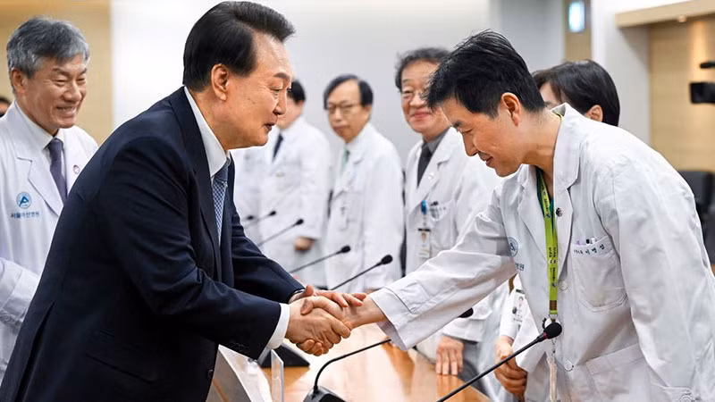 Tổng thống Hàn Quốc Yoon Suk Yeol gặp các bác sĩ tại một trung tâm y tế ở Seoul.