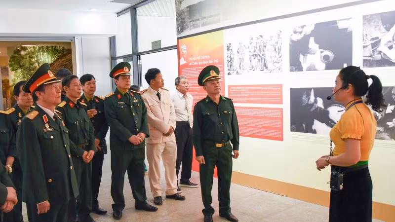 Các cựu chiến binh Hải Phòng xúc động khi tham quan Bảo tàng Chiến thắng Điện Biên Phủ.
