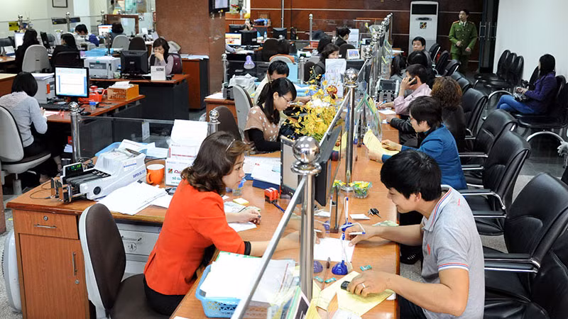 Khách hàng giao dịch tại Ngân hàng Nông nghiệp và Phát triển nông thôn Việt Nam (Agribank). (Ảnh TRẦN HẢI)