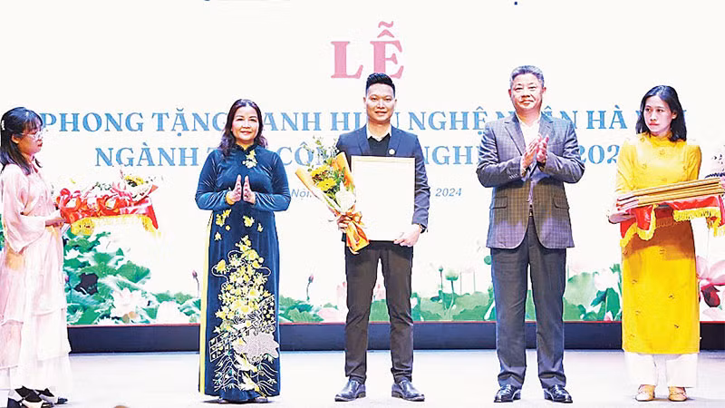 Lãnh đạo thành phố Hà Nội trao tặng danh hiệu Nghệ nhân Hà Nội cho các cá nhân được bầu chọn.