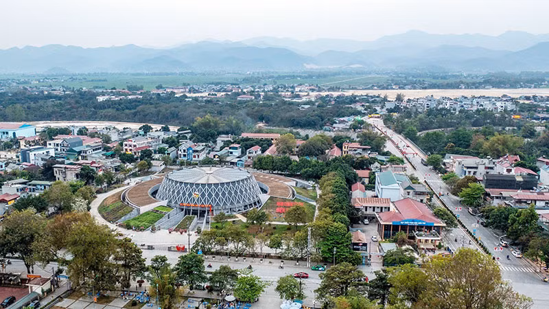 Trên nền chiến trường xưa, Điện Biên Phủ hôm nay đang đổi thay từng ngày. (Ảnh THÀNH ĐẠT)