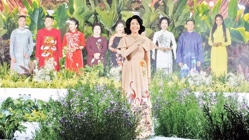 Trình diễn áo dài trong Lễ hội Áo dài Thành phố Hồ Chí Minh lần thứ 9, năm 2023.