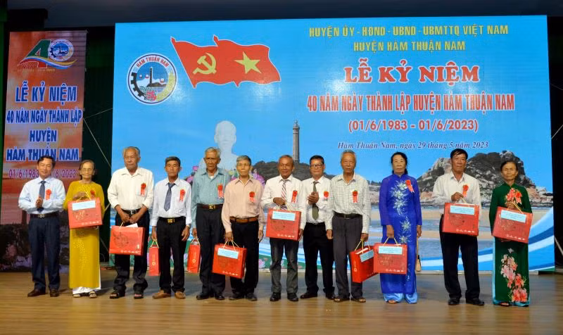 Lãnh đạo huyện Hàm Thuận Nam trao quà cho người có công và gia đình chính sách trên địa bàn huyện.