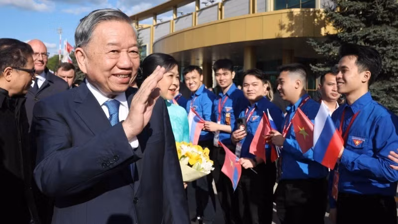 Đại diện cộng đồng, lưu học sinh Việt Nam tại Liên bang Nga đón Tổng Bí thư Tô Lâm và Phu nhân tại sân bay Vnukovo 2, Thủ đô Moskva. (Ảnh: THỐNG NHẤT/TTXVN) Đại diện cộng đồng, lưu học sinh Việt Nam tại Liên bang Nga đón Tổng Bí thư Tô Lâm và Phu nhân tại sân bay Vnukovo 2, Thủ đô Moskva. (Ảnh: THỐNG NHẤT/TTXVN)