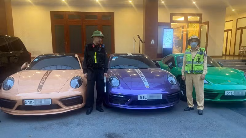 Cục Cảnh sát giao thông đang xác minh phương tiện, giấy đăng ký, đăng kiểm và giấy phép lái xe của 4 tài xế điều khiển 4 xe ô-tô hạng sang nhãn hiệu Porsche vi phạm. (Ảnh: Công an cung cấp)