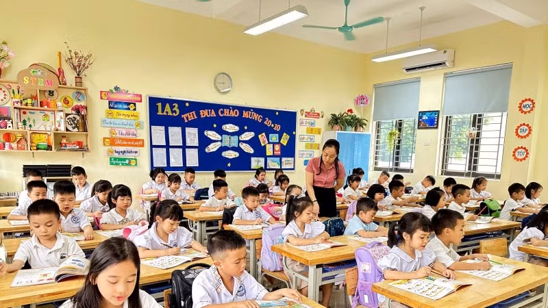 Giờ học tiếng Anh của học sinh Trường tiểu học Dĩnh Kế, thành phố Bắc Giang, tỉnh Bắc Giang. (Ảnh THANH HÀ)