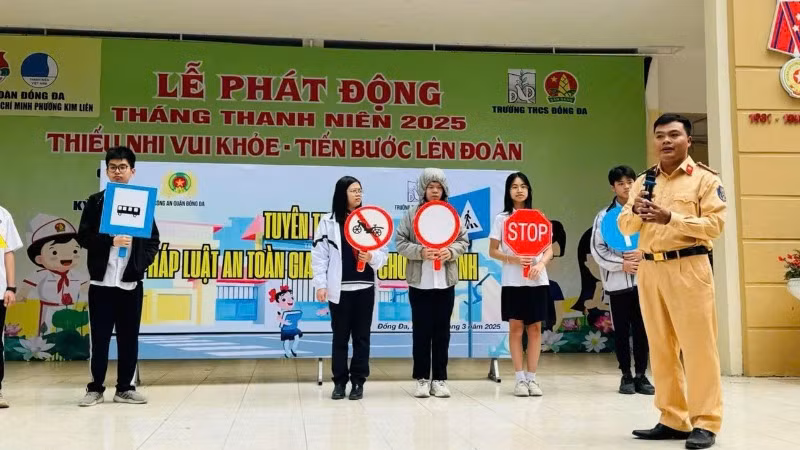 Đại úy Nguyễn Văn Thức, cán bộ Đội Cảnh sát giao thông Đường bộ số 3, phổ biến tuyên truyền Luật An toàn giao thông cho học sinh Trường trung học cơ sở Đống Đa, thành phố Hà Nội trong buổi sinh hoạt dưới cờ sáng 24/3.