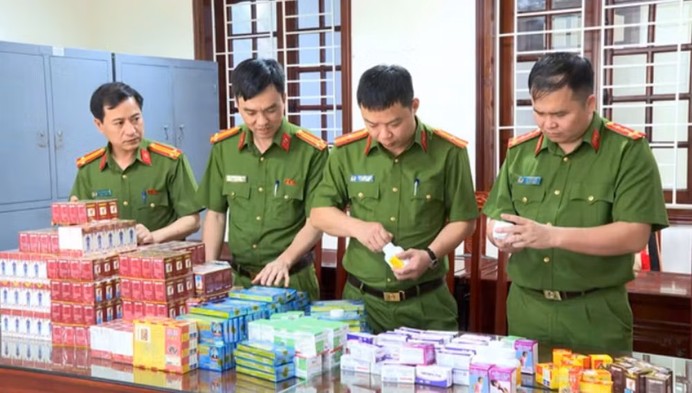 Theo Công an tỉnh Thanh Hóa, các đối tượng đã bán ra thị trường hàng ngàn sản phẩm với 21 loại thuốc giả khác nhau. (Ảnh: Công an Thanh Hóa cung cấp) Theo Công an tỉnh Thanh Hóa, các đối tượng đã bán ra thị trường hàng ngàn sản phẩm với 21 loại thuốc giả khác nhau. (Ảnh: Công an Thanh Hóa cung cấp)