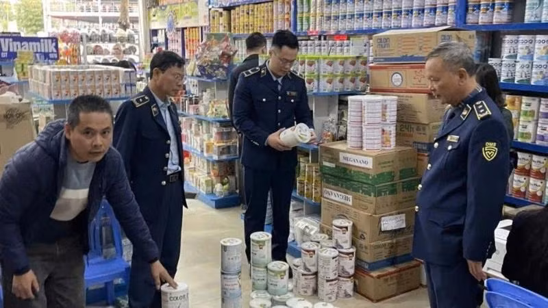 Doanh nghiệp sản xuất, phân phối sữa giả với quy mô lớn bị triệt phá. (Ảnh: nhandan.vn)