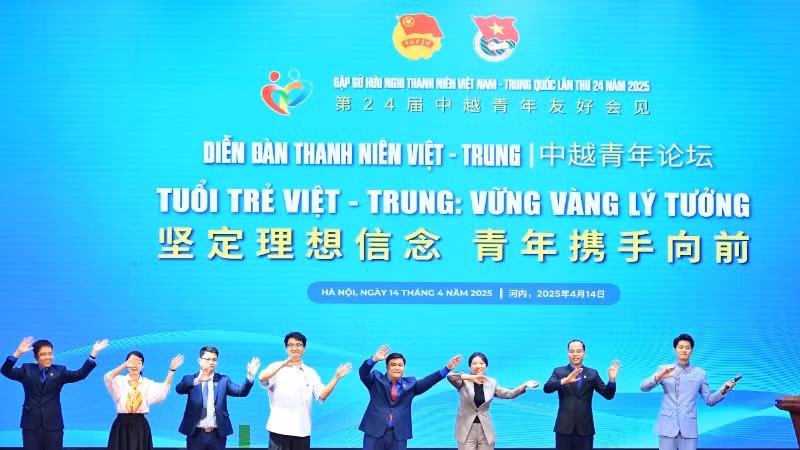 Các diễn giả của Diễn đàn Thanh niên Việt-Trung trong khuôn khổ chương trình hòa chung không khí thắm tình đoàn kết, hữu nghị.