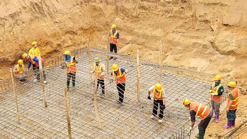 Công nhân thi công cốt thép tại vị trí VT414, thuộc xã Thái Hòa, huyện Lập Thạch, tỉnh Vĩnh Phúc.