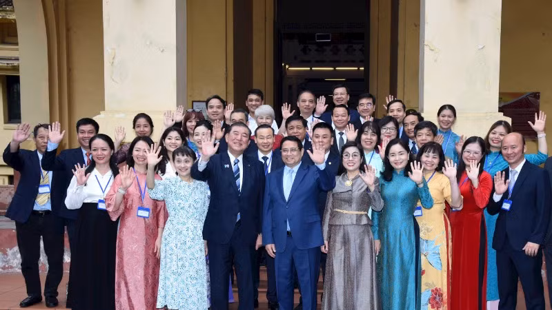 Thủ tướng Phạm Minh Chính và Phu nhân cùng Thủ tướng Nhật Bản Ishiba Shigeru và Phu nhân với cán bộ, công nhân viên của Bảo tàng Lịch sử quốc gia. (Ảnh: Báo Nhân Dân)