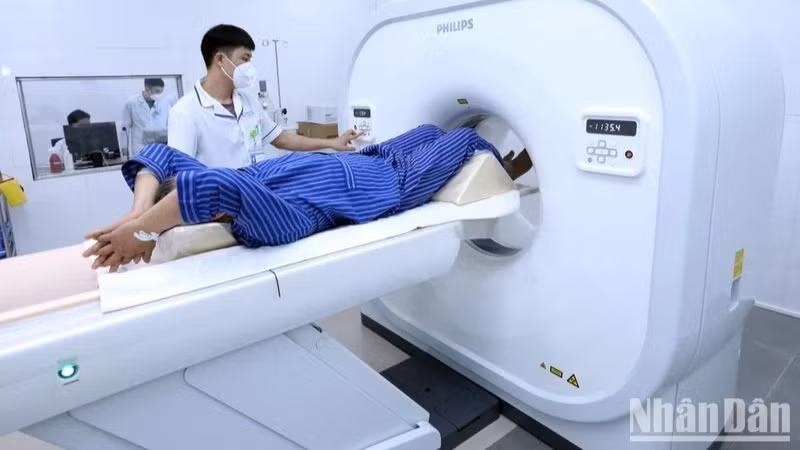 Các bác sĩ thực hiện chụp cắt lớp vi tính phục vụ chẩn đoán và điều trị cho bệnh nhân. Ảnh: nhandan.vn
