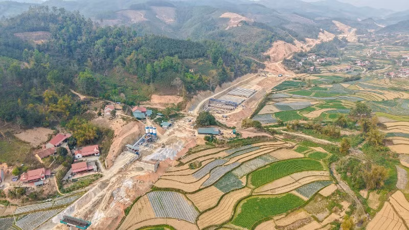 Trên toàn tuyến Hữu Nghị-Chi Lăng có tổng cộng 38 cầu các loại băng qua tỉnh lộ và sông, suối. (Ảnh VIỆT TRUNG)