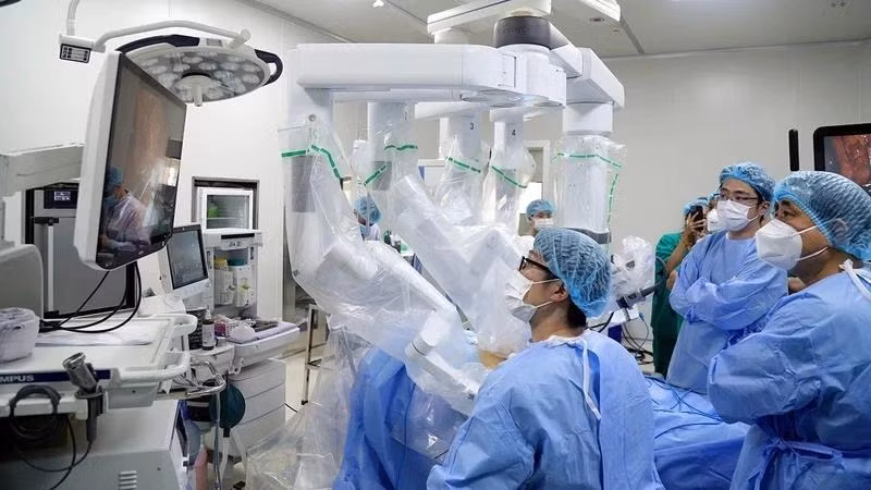 Các bác sĩ Bệnh viện K thực hiện ca phẫu thuật bằng robot cho bệnh ung thư đường tiêu hóa. (Ảnh: nhandan.vn) 