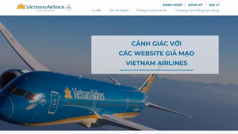 Vietnam Airlines cảnh báo về tình trạng các website giả mạo sử dụng trái phép logo của hãng và thiết kế giao diện tương tự, gây nhầm lẫn cho khách hàng, nhằm mục đích trục lợi từ người tiêu dùng. Ảnh chụp màn hình Vietnam Airlines cảnh báo về tình trạng các website giả mạo sử dụng trái phép logo của hãng và thiết kế giao diện tương tự, gây nhầm lẫn cho khách hàng, nhằm mục đích trục lợi từ người tiêu dùng. Ảnh chụp màn hình