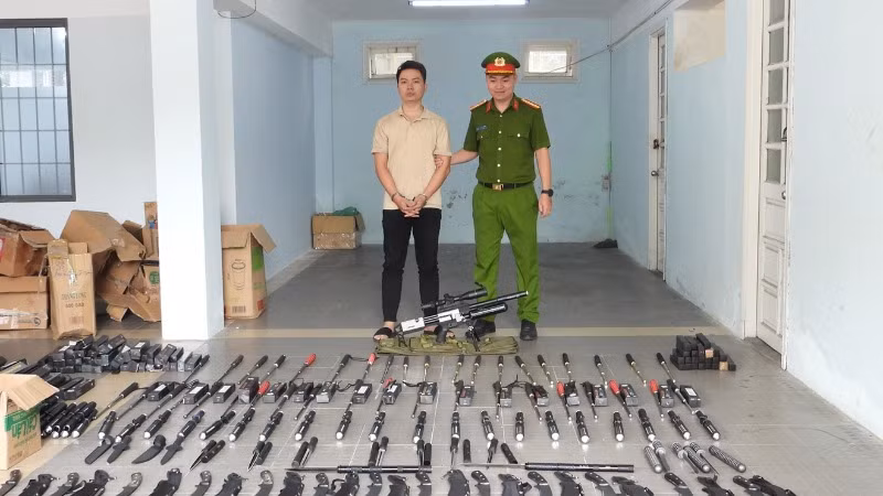 Đối tượng Huỳnh Trọng Hiệp cùng tang vật tại Cơ quan Công an thành phố Đà Nẵng. (Ảnh: Công an Đà Nẵng cung cấp)