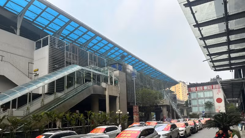 Đại diện cư dân Chung cư 302 đường Cầu Giấy tập trung trước sảnh tòa nhà vào sáng 4/4. 