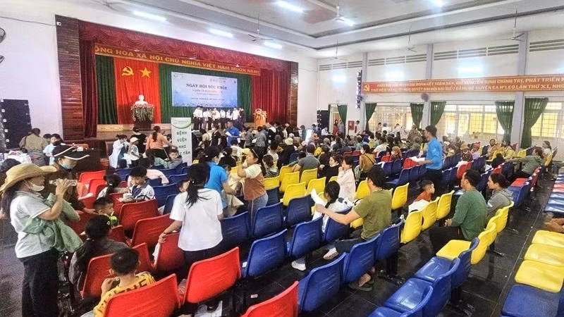 Đông đảo người dân trên địa bàn huyện Ea H'leo đến dự chương trình Ngày hội sức khỏe Ea H'leo để được khám bệnh và cấp thuốc miễn phí. (Ảnh: Báo Nhân Dân)