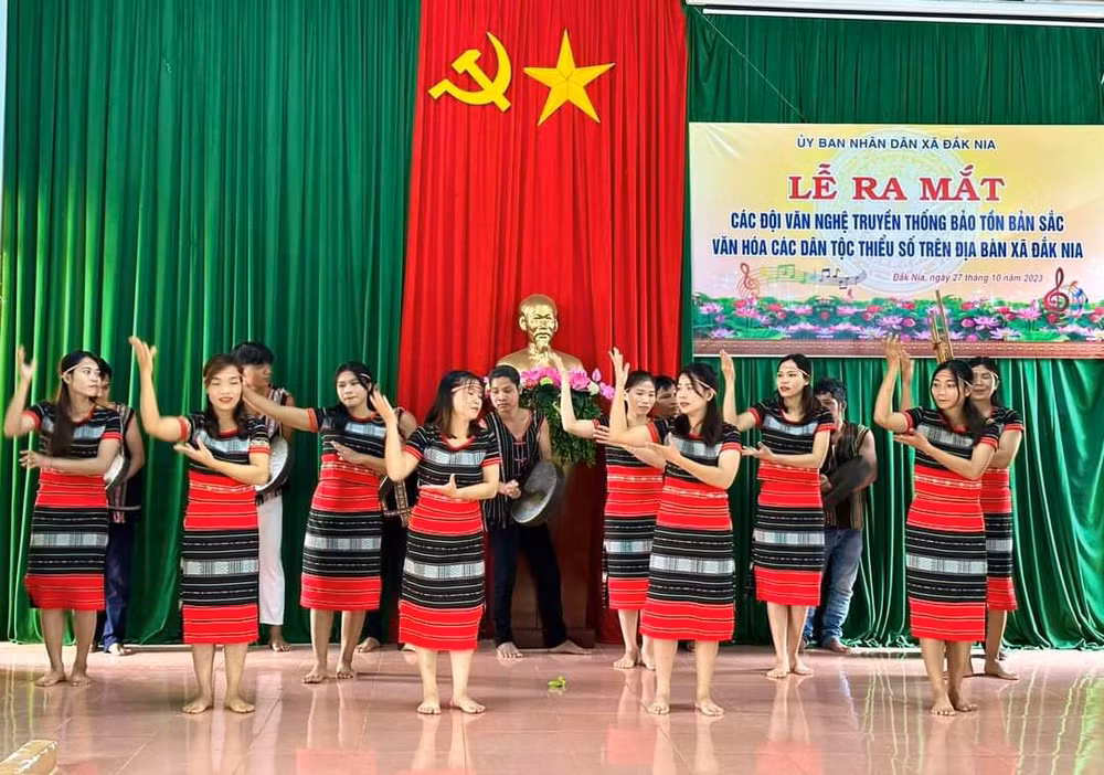 Ra mắt các đội văn nghệ truyền thống bảo tồn bản sắc văn hóa các dân tộc thiểu số trên địa bàn xã Đắk Nia, thành phố Gia Nghĩa. Ra mắt các đội văn nghệ truyền thống bảo tồn bản sắc văn hóa các dân tộc thiểu số trên địa bàn xã Đắk Nia, thành phố Gia Nghĩa.