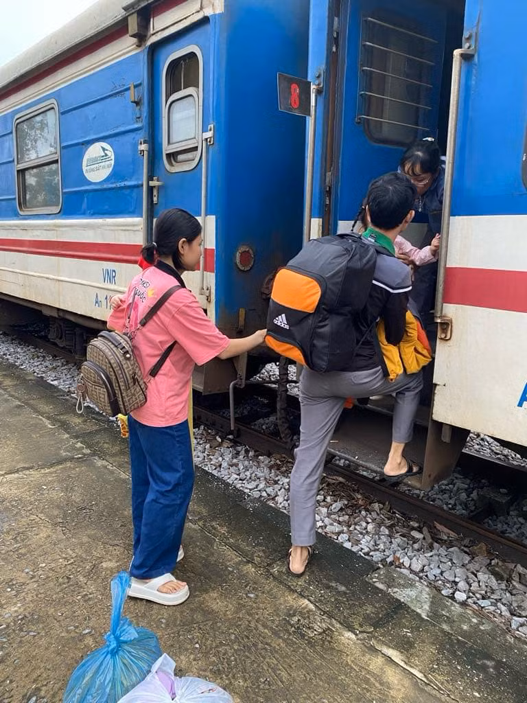 Hành khách lên tàu tại ga Mỹ Trạch.