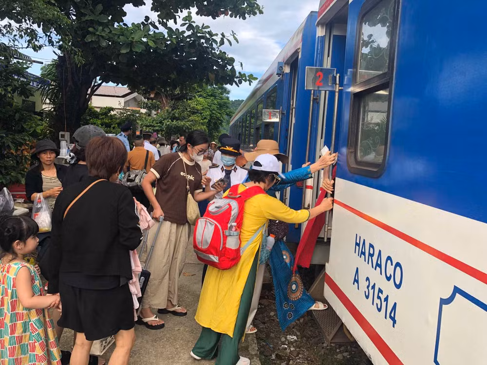 Hành khách lên tàu tại ga Lăng Cô.