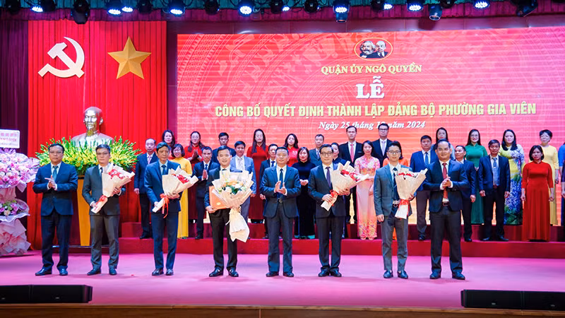 Bí thư quận ủy Ngô Quyền Phạm Văn Hà trao Quyết định thành lập Đảng bộ phường Gia Viên (mới).