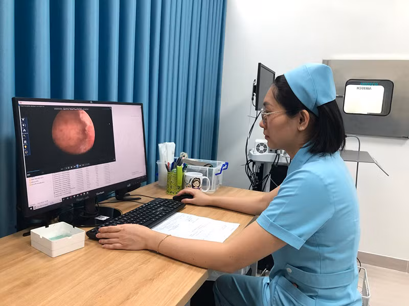 Nhân viên bệnh viện hoàn thiện clip siêu âm gửi cho bệnh nhân.