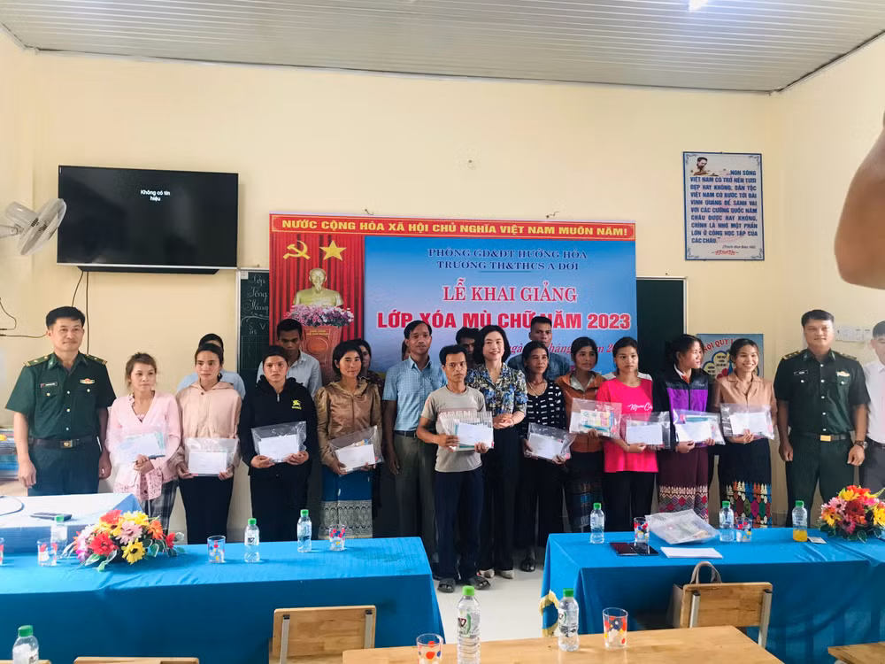 Lễ khai giảng lớp xóa mù chữ năm 2023. Lễ khai giảng lớp xóa mù chữ năm 2023.