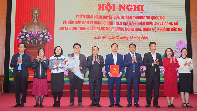 Lãnh đạo quận Kiến An trao Quyết định thành lập Đảng bộ phường Đồng Hòa.