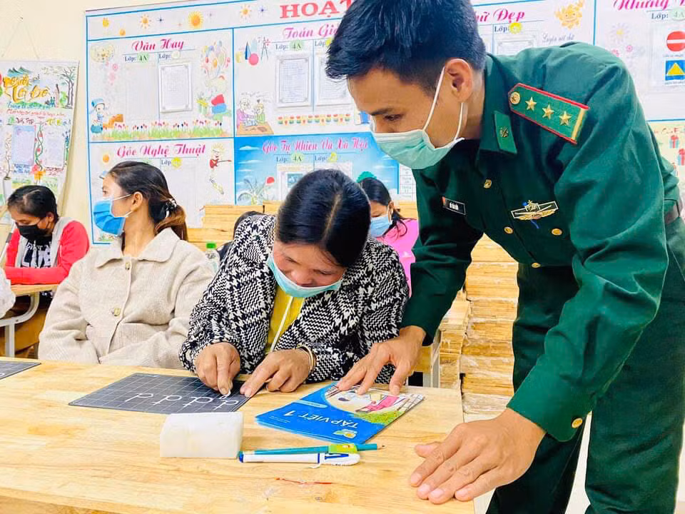 Khắc phục khó khăn do dịch bệnh, nhiều chị em vẫn hăng say tới lớp. Khắc phục khó khăn do dịch bệnh, nhiều chị em vẫn hăng say tới lớp.