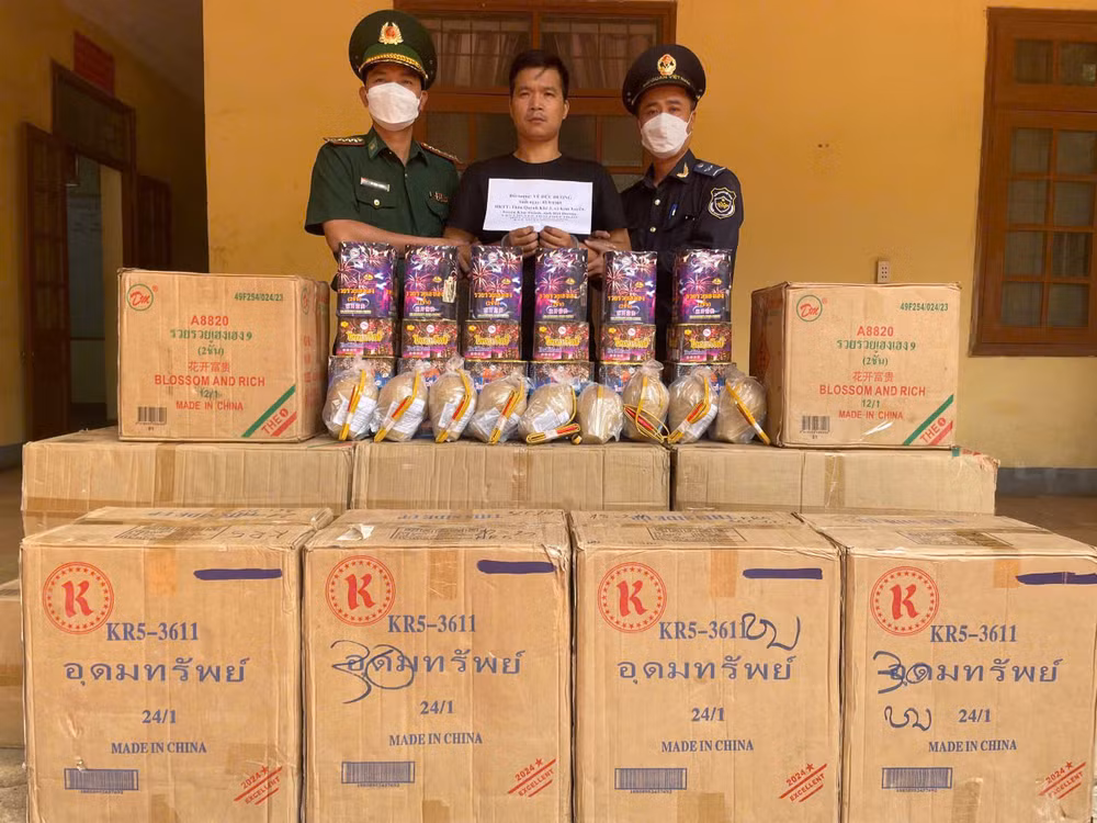 Bắt giữ đối tượng Vũ Đức Dương cùng tang vật pháo hoa nổ
