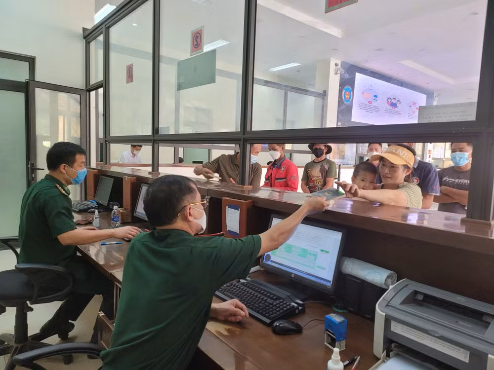 Đồn Biên phòng Cửa khẩu Quốc tế Cha Lo tạo điều kiện thuận lợi làm thủ tục xuất, nhập cảnh cho người dân