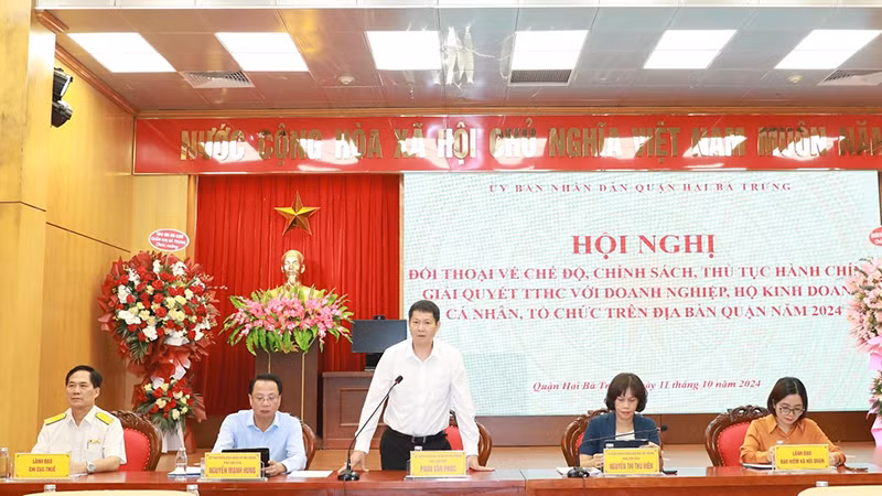 Lãnh đạo Ủy ban nhân dân quận Hai Bà Trưng giải đáp các ý kiến của doanh nghiệp, hộ kinh doanh tại hội nghị đối thoại.