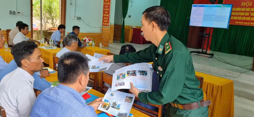 Cán bộ chiến sĩ Đồn Biên phòng Cửa khẩu quốc tế Lao Bảo tuyên truyền cho người dân tránh xa ma túy, chung tay giữ địa bàn trong sạch.
