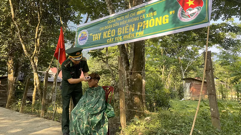 Cán bộ chiến sĩ Đồn Biên phòng Cà Xèng cắt tóc miễn phí cho các cháu thiếu nhi. Cán bộ chiến sĩ Đồn Biên phòng Cà Xèng cắt tóc miễn phí cho các cháu thiếu nhi.