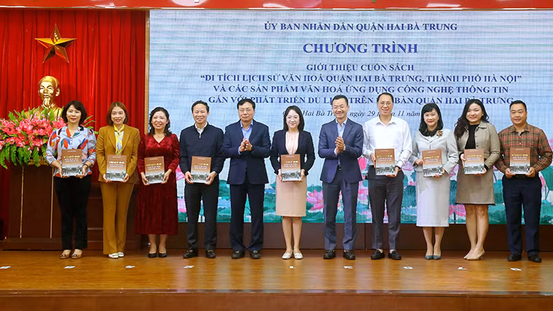 Chương trình Giới thiệu cuốn sách “Di tích lịch sử-văn hoá quận Hai Bà Trưng, thành phố Hà Nội” và các sản phẩm văn hóa ứng dụng công nghệ thông tin gắn với phát triển du lịch trên địa bàn quận