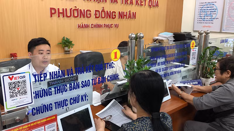Cán bộ bộ phận "một cửa" phường Đồng Nhân phục vụ người dân làm thủ tục hành chính.