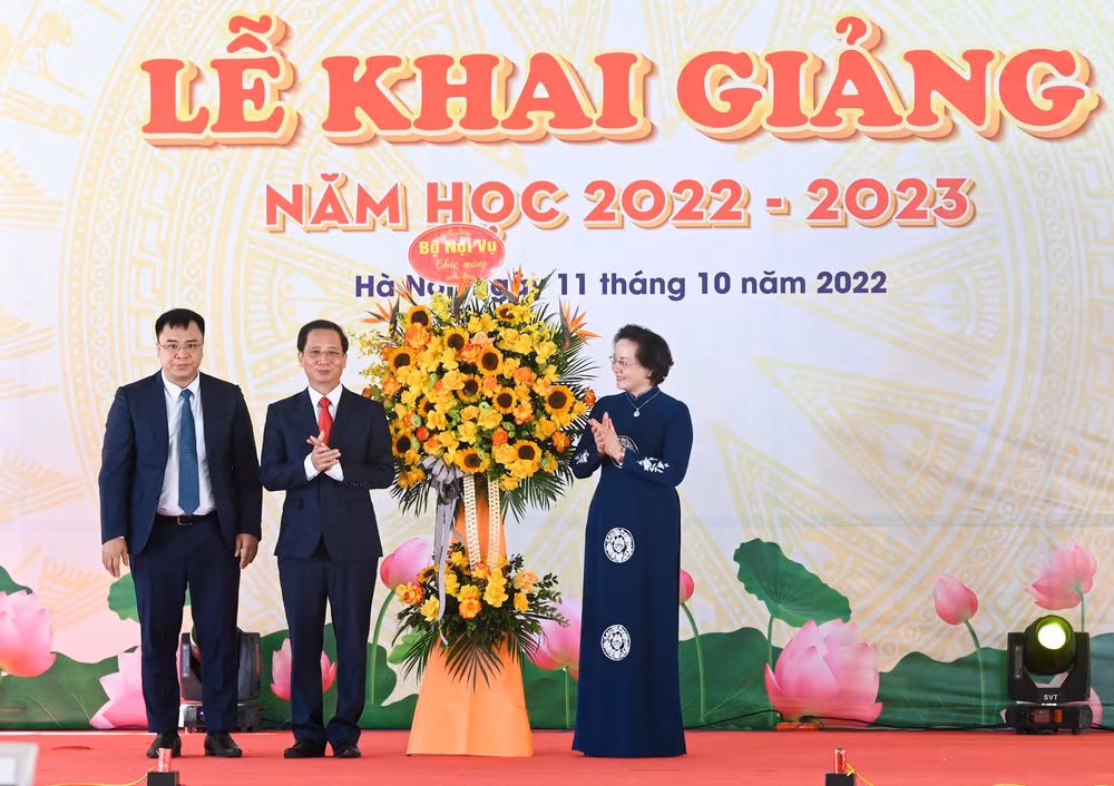 Ủy viên Ban Chấp hành Trung ương Đảng, Bí thư Ban Cán sự Đảng, Bộ trưởng Nội vụ Phạm Thị Thanh Trà tặng hoa chúc mừng Trường đại học Nội vụ Hà Nội . (Ảnh: DUY LINH)