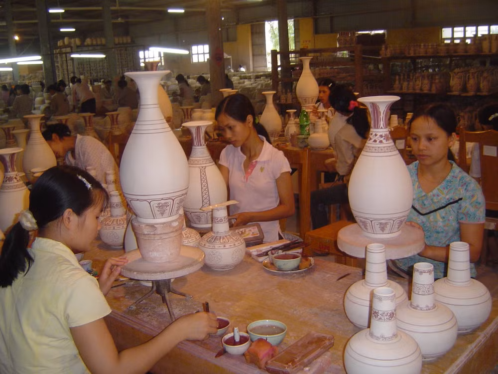 Nhờ ứng dụng công nghệ và chú trọng nâng cao tay nghề, sản phẩm làng gốm Bát Tràng ngày càng đẹp và tỷ lệ đạt chuẩn cao. Ảnh: Khoa Đăng