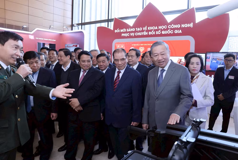 Tổng Bí thư Tô Lâm cùng các đồng chí lãnh đạo Đảng, Nhà nước tham quan trưng bày khoa học, công nghệ tại Nhà Quốc hội. Ảnh: Duy Linh Tổng Bí thư Tô Lâm cùng các đồng chí lãnh đạo Đảng, Nhà nước tham quan trưng bày khoa học, công nghệ tại Nhà Quốc hội. Ảnh: Duy Linh