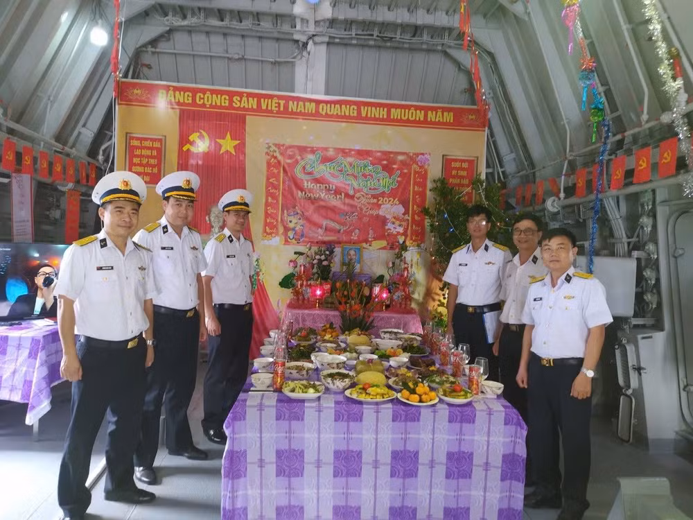 Lữ đoàn 162 tổ chức thi mâm cơm tất niên ngày Tết Giáp Thìn 2024 trên chiến hạm 012 Lý Thái Tổ.