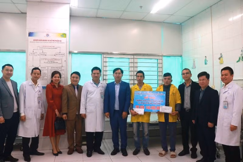 Công ty Cổ phần Đầu tư IZI Group hỗ trợ hơn 146 triệu đồng phẫu thuật tim hở cho trẻ em. (Ảnh Bệnh viện Nhi Thái Bình cung cấp) Công ty Cổ phần Đầu tư IZI Group hỗ trợ hơn 146 triệu đồng phẫu thuật tim hở cho trẻ em. (Ảnh Bệnh viện Nhi Thái Bình cung cấp)
