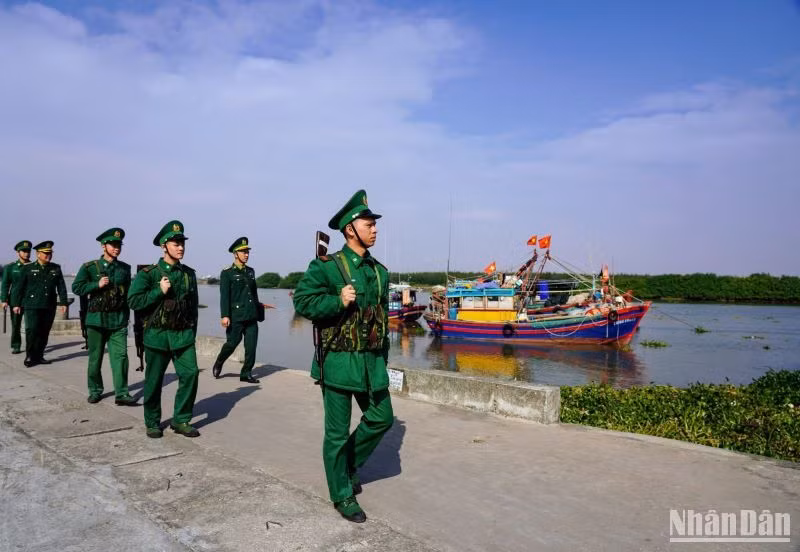 Cán bộ, chiến sĩ Đồn Biên phòng Cửa Lân tuần tra tại khu vực cảng cá cửa Lân, huyện Tiền Hải (tỉnh Thái Bình). Cán bộ, chiến sĩ Đồn Biên phòng Cửa Lân tuần tra tại khu vực cảng cá cửa Lân, huyện Tiền Hải (tỉnh Thái Bình).