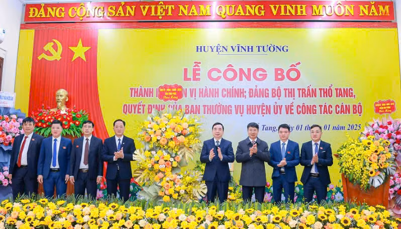 Phó Bí thư Thường trực Tỉnh ủy Bùi Huy Vĩnh, Phó Chủ tịch Ủy ban nhân dân tỉnh Nguyễn Khắc Hiếu chúc mừng thị trấn Thổ Tang.