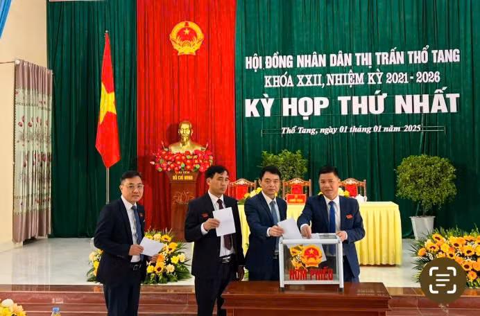 Hội đồng nhân dân thị trấn Thổ Tang tiến hành bầu các chức danh.